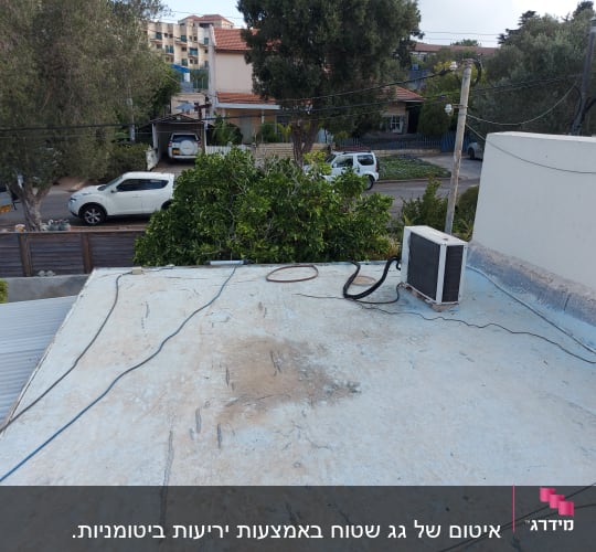 גג אטום עם מזגן וצינורות חשמל